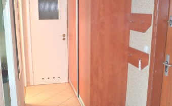 Przedpokój z szafą garderobianą