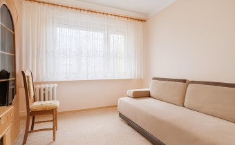 Sypialnia: Przytulna sypialnia z miejscem na dużą 