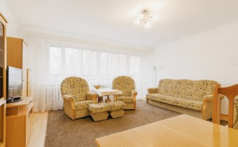 Salon: Jasny salon z wyjściem na loggię – przestrz